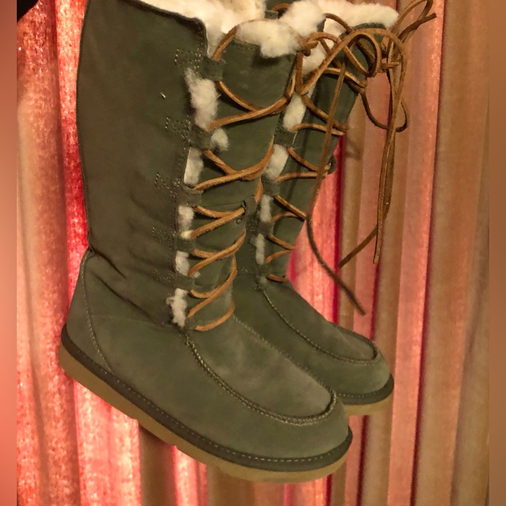 Plush sheepskin green suede lace up boots